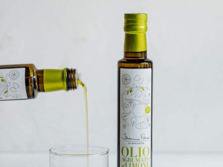 Produkt Olivenöl Limone Beim Einschänken